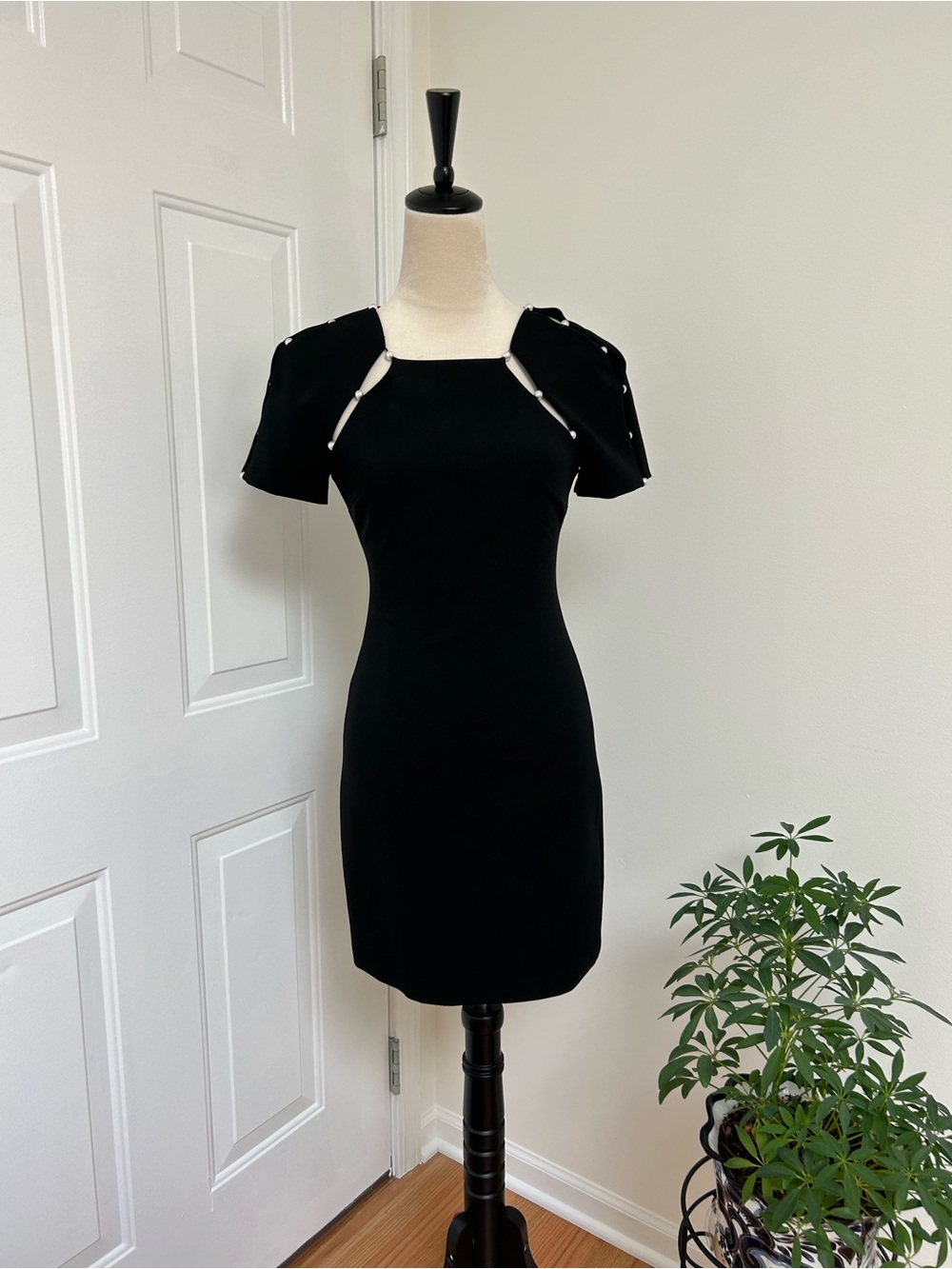 Alice + Olivia Black Short Sleeve Cutout Sheath Dress